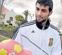 Casillas y Villa abrazan a Albiol por su fichaje