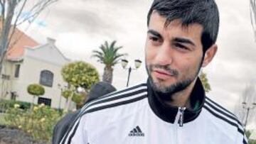 <b>EL PROTAGONISTA. </b>Raúl Albiol fue el centro de atención ayer en la concentración de la Selección.