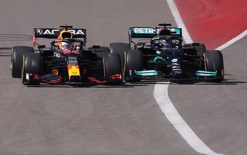 Lewis Hamilton de Mercedes y Max Verstappen de Red Bull en acción al inicio de la carrera