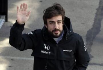  El piloto español de McLaren, Fernando Alonso, saluda minutos antes de iniciarse la cuarta tanda de entrenamientos de pretemporada del Mundial de Fórmula Uno, que se realiza en el Circuito de Cataluña. 