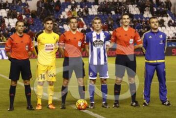 Partido Deportivo de La Coruña - Eibar. El árbitro Javier Estrada Fernández arropado por los capitanes de ambos equipos, Dani García y Álex Bergantiños, los asistentes, Miguel Martínez Munuera y Francisco J. Martín García y el cuarto árbitro Fernando Román Román.