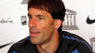 Van Nistelrooy cree que los petrodólares son positivos