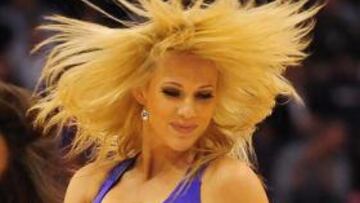 <b>El sol de Arizona</b> Se llama Lauren y es una de las 18 animadoras de los Phoenix Suns. El golpe de cadera descubre lo demás. Torneada en gimnasio (ver bíceps), bailarina vocacional (ver sonrisa), varios espejos rotos en su palmarés (verlo todo) y más cowboys derribados que el indio Cochise. Esa noche perdieron los Suns y la distracción se comprende.