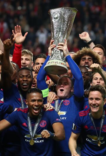 El Manchester United campeón de la Europa League. Wayne Rooney levanta el trofeo.