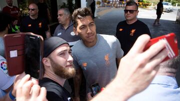 Firmino se fotografía con un aficionado del Liverpool en la entrada del hotel Westin La Quinta Golf Resort de Marbella.