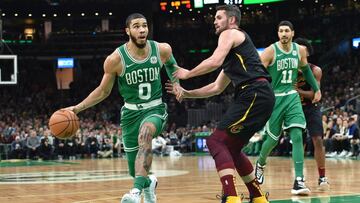 Jayson Tatum y Kevin Love, durante el partido de la NBA que ha enfrentado a los Boston Celtics y a los Cleveland Cavaliers