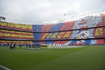 Los equipos salen al campo ante un espectacular mosaico del Camp NOu.