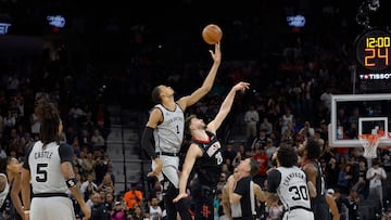Victor Wembanyama, pívot de San Antonio Spurs, ante Alperen Sengun, de Houston Rockets.