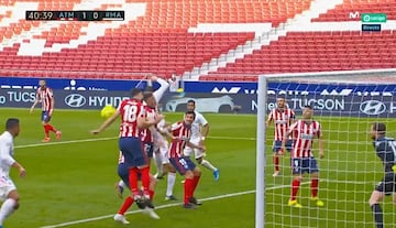 La última polémica por el momento se produjo en el último derbi jugado hasta el momento. El Atlético recibía a los madridistas en su estadio, el Metropolitano, el pasado mes de marzo. Con empate sin goles, se produjo un saque de esquina a favor de los blancos. Puesto el balón en juego, Felipe, defensor rojiblanco, saltó a por el balón, tomó impulso con los brazos y cuando los está bajando, el balón le golpeó en la mano izquierda. El defensa en ningún momento deja las manos en alto ni intenta hacerse más grande, pero al desviar el balón impide que Casemiro, que está detrás, pueda rematar. El colegiado del VAR, González González, avisó al árbitro titular, Hernández Hernández, para que fuese a revisar la jugada al VAR, pero el canario no señaló nada. También para Iturralde González no era una mano punible. El encuentro acabó en empate 1-1, pero la afición blanca se queja de ese penalti que le podía haber dado más puntos que uno solo…