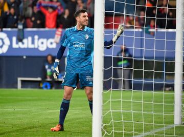 Sergio Herrera celebra uno de los dos penaltis que detuvo a Karim Benzema.