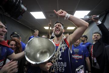 Vasilije Micic, jugador del  Anadolu Efes celebrando la victoria de su equipo en la Euroliga 