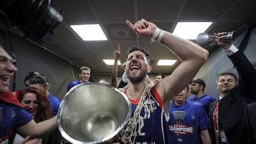 Vasilije Micic, jugador del  Anadolu Efes celebrando la victoria de su equipo en la Euroliga 