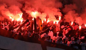 Hamburg (Germany), 30/09/2018.- St. Paulis's supporters light flares before the German Second Bundesliga soccer match between HSV Hamburg and FC St. Pauli in Hamburg, Germany, 30 September 2018. (Alemania, Hamburgo) 