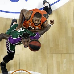 Un gran Díaz lidera a Unicaja ante un Valencia que se ahogó