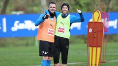 Kike Garc&iacute;a y Sergi Enrich bromean en la &uacute;ltima sesi&oacute;n del Eibar antes de viajar.