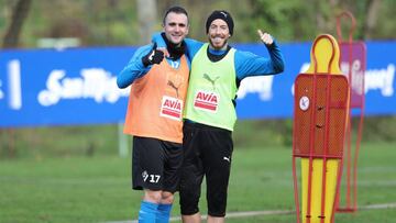 Kike Garc&iacute;a y Sergi Enrich bromean en la &uacute;ltima sesi&oacute;n del Eibar antes de viajar.