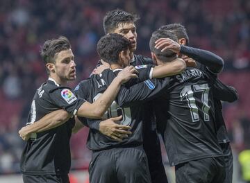 Alegría de los jugadores del Sevilla después del gol 1-1