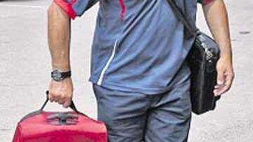 <b>UN LARGO VIAJE. </b>La plantilla salió de Tarragona al mediodía y llegó rápido al aeropuerto del El Prat. Los jugadores subieron al autobús después de la sesión de entrenamiento que dirigió el técnico Luis César, a partir de las 9:00 en el Nou Estadi. La facturación también fue rápida y no hubo problemas.