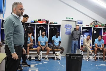 Luisma Rincón, presidente del Melilla, con los jiugadores.