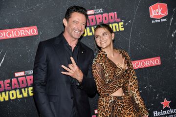 El actor australiano Hugh Jackman posa con la actriz hispano-británica Dafne Keen.