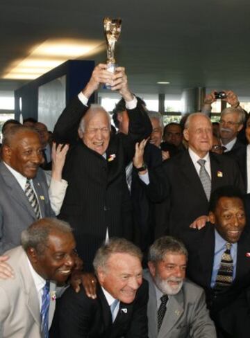 João Havelange junto al Presidente de Brasil Lula da Silva que sostiene la Copa del Mundo, posan en 2008 con los jugadores de la selección brasilena que participaron en el Mundial de 1958. El acto conmemoraba el 50 aniversario de la primera Copa del Mundo de Brasil.