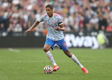 LONDON, ENGLAND - SEPTEMBER 19: Raphael Varane of Man Utd in action during the Premier League match between West Ham United and Manchester United at London Stadium on September 19, 2021 in London, England. (Photo by Julian Finney/Getty Images)