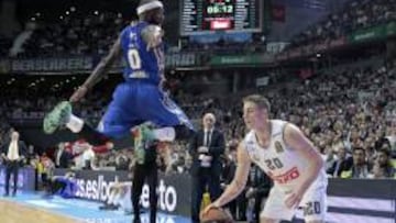 Jaycee Carroll hace volar a Rice y luego anota el triple.