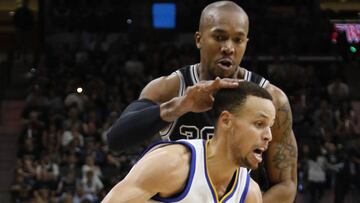 David West trata de parar a Stephen Curry.