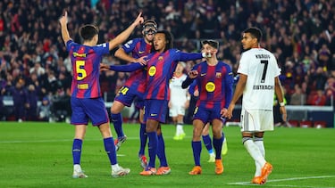 2-1. Jules Koundé celebra el segundo tanto con sus compañeros.