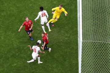 0-1. Raheem Sterling marca el primer gol.