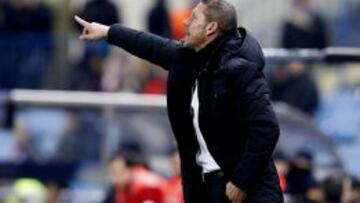 GRA415. MADRID, 22/11/2012.- El entrenador argentino del Atlético de Madrid, Diego Pablo Simeone, da indicaciones a sus jugadores durante el partido, correspondiente a la quinta jornada de la fase de grupos, grupo B, de la Liga Europa de fútbol, que Atlético de Madrid y Hapoel Tel-Aviv disputan esta noche en el estadio Vicente Calderón, en Madrid. EFE/JuanJo Martín