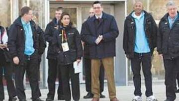 <b>VISITA OLÍMPICA. </b>Ruiz-Gallardón (derecha), junto a miembros de la Comisión de Evaluación del COI.