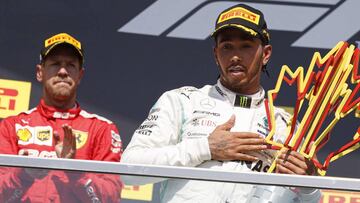 Vettel viendo a Hamilton con el trofeo de ganador en Canadá.