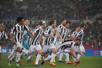 Tradicional celebración de los jugadores de la Juventus compartiendo con su hinchada