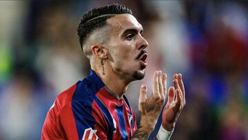 Joaquín celebra un gol con el Huesca.