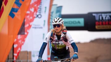 Imagen de una participante en la Titan Desert.