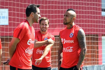 Chile's Claudio Bravo, José Pedro Fuenzalida and Arturo Vidal prepare for the game against Uruguay aiming to stay ahead of Argentina in the table.