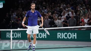 Medvedev celebra su victoria ante Gaston en Par&iacute;s-Bercy.