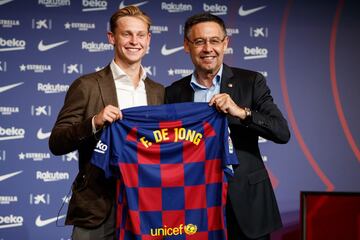 Frenkie de Jong y Josep Maria Bartomeu, presidente del Barcelona. 