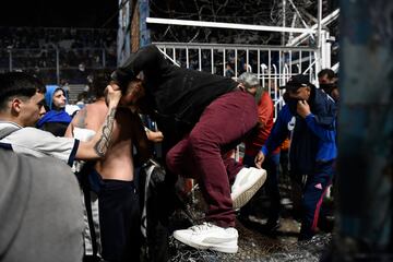 El partido se tuvo que detener a los nueve minutos de juego por graves incidentes tanto dentro como fuera del estadio. Hinchas del Lobo que quedaron afuera se enfrentaron con la policía, que reprimió de manera abrupta.  El humo de los gases lacrimógenos ingresó al estadio