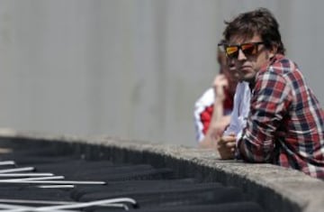 Fernando Alonso viendo la calificación en Mugello. 