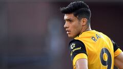 Raúl Jiménez atraviesa un momento de incertidumbre en Wolves