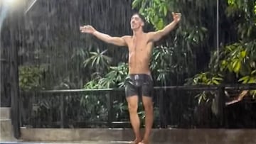 Danny León abriendo los brazos, en bañador, con una intensa lluvia en un skatepark de Bali, Indonesia.