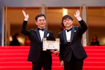 Goro Miyazaki y Kenichi Yoda posan en la alfombra roja de Cannes. 