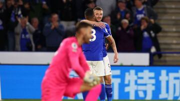 Soccer Football - Premier League - Leicester City v Norwich City - King Power Stadium, Leicester, Britain - May 11, 2022 Leicester City&#039;s Jamie Vardy celebrates scoring their first goal with Youri Tielemans REUTERS/David Klein EDITORIAL USE ONLY. No 