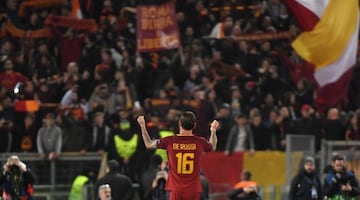 Roma's Italian midfielder Daniele De Rossi celebrates afer winning 1-0 the UEFA Champions League round of 16 second leg football match AS Roma vs Shakhtar Donetsk on March 13, 2018 at the Olympic stadium in Rome.