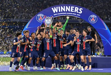 Los jugadores del Paris Saint-Germain celebran la victoria tras ganar la final de la UEFA Champions League entre el Paris Saint-Germain.