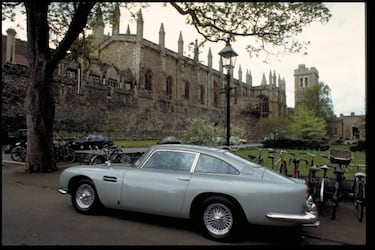 Aston Martin te hace por encargo el DB5 de James Bond contra Goldfinger, con sus gadgets