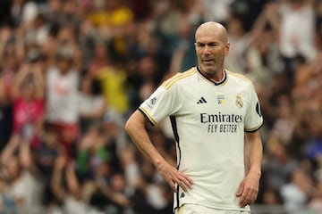 Zinedine Zidane volvi車 al Santiago Bernab谷u, para vestirse de corto, tres a?os despu谷s de su marcha del banquillo madridista.