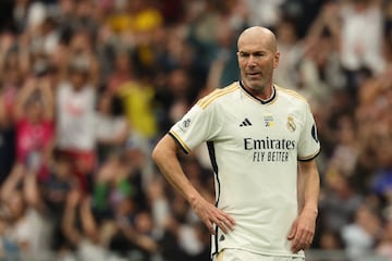 Zinedine Zidane volvió al Santiago Bernabéu, para vestirse de corto, tres años después de su marcha del banquillo madridista.